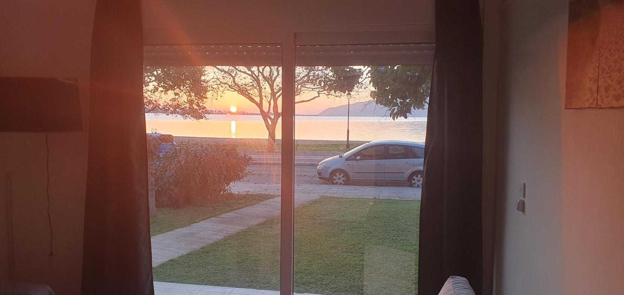 Nafpaktos Seaside Apartment Екстер'єр фото